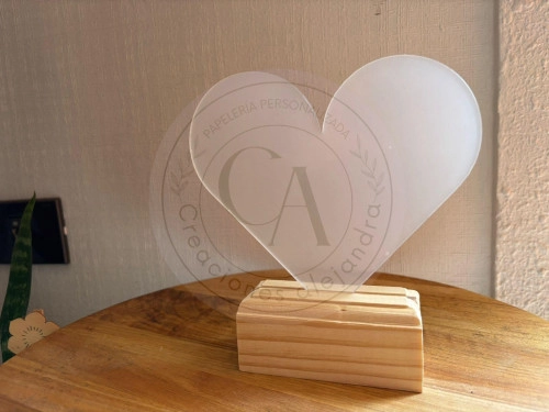 Corazon de 15x13cm con base de madera de 10cm  1 unidad 
