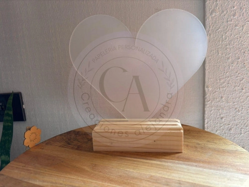 Corazon de 20x16 acrilico con base de madera de 14cm 