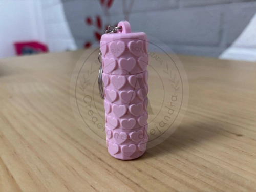 Llavero con diseño de corazones porta labial 