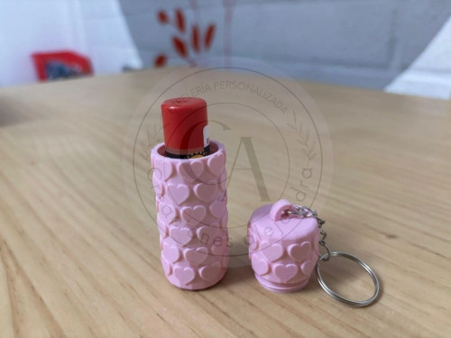 Llavero con diseño de corazones porta labial 